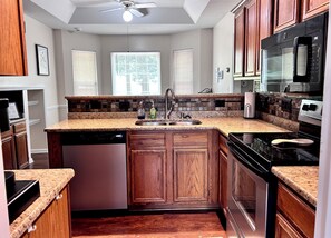 Microwave, oven, stovetop, dishwasher - Lux Ridge Retreat-Master Suite-Fast Wifi-Campfires (Madison)