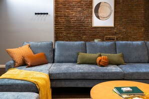 TV connectée, cheminée, baby-foot, livres