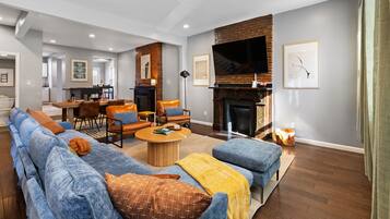 TV connectée, cheminée, baby-foot, livres