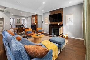 TV connectée, cheminée, baby-foot, livres