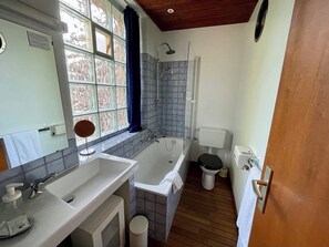 Chambre Familiale, vue cour intérieure | Salle de bain