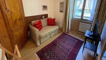 Suite Deluxe, vue jardin | Coin séjour | Télévision