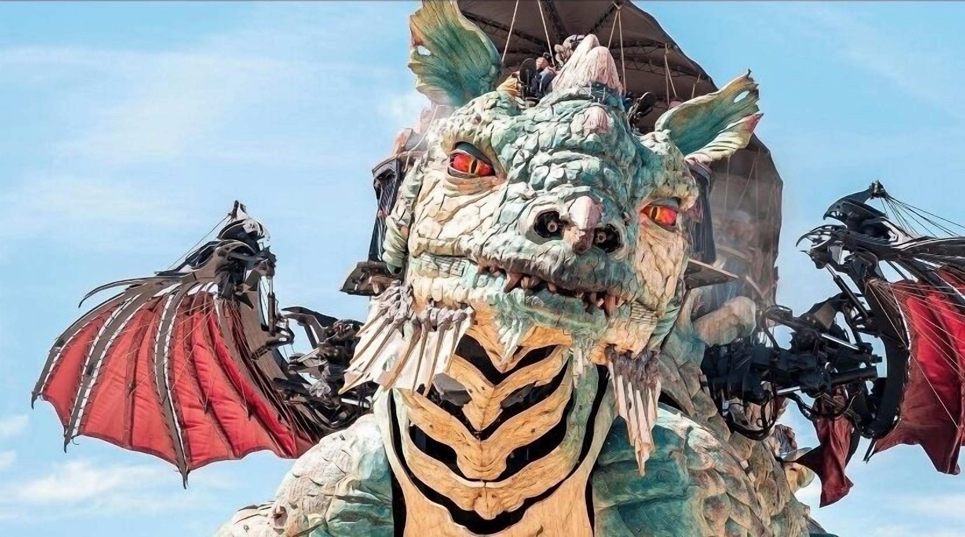 Een groot drakenbeeld met vleugels en een dreigende uitdrukking.