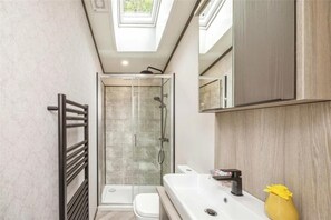 Shower, hair dryer, towels - New Lodge on Caledonian Lodges Resort (Crieff)