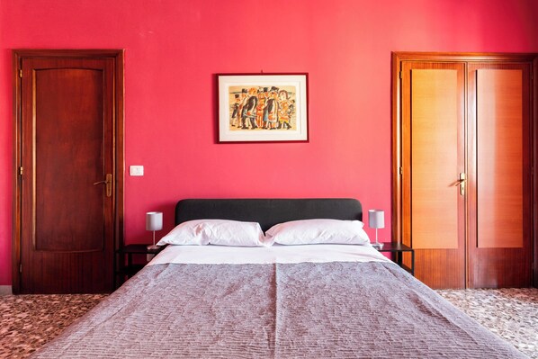 Appartement, 3 chambres, balcon | Fer et planche à repasser, accès au Wi-Fi (inclus)