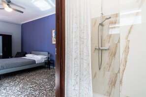 Căn hộ, 3 phòng ngủ, ban công | Phòng tắm | Buồng tắm vòi sen, máy sấy tóc, khăn tắm, xà phòng