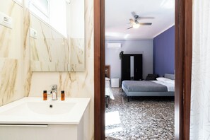 Apartemen, 3 kamar tidur, balkon | Kamar mandi | Shower, pengering rambut, handuk, dan sabun