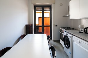 Appartement, 3 chambres, balcon | Cuisine privée | Réfrigérateur, micro-ondes, four, plaque de cuisson