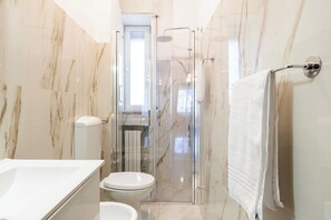 Apartment, 3 Schlafzimmer, Balkon | Badezimmer | Dusche, Haartrockner, Handtücher, Seife