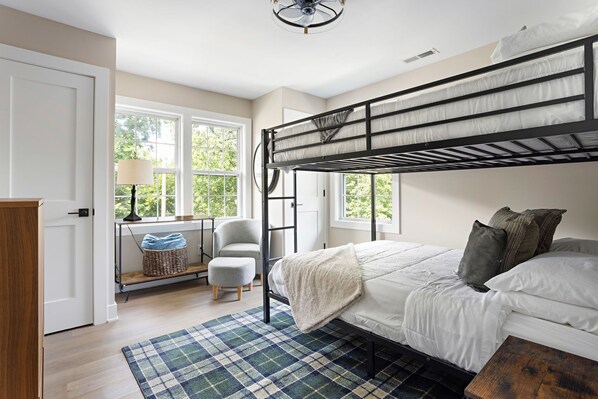 3 bedrooms, iron/ironing board, WiFi, bed sheets