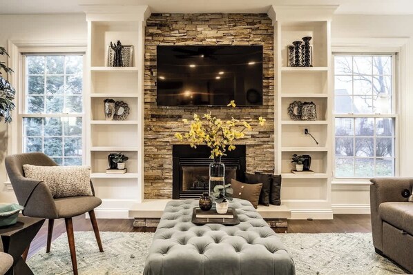 Una televisión, una chimenea, una oficina