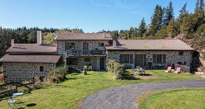 Moulin des Comtes, spacious guest room with all comforts in a peaceful setting