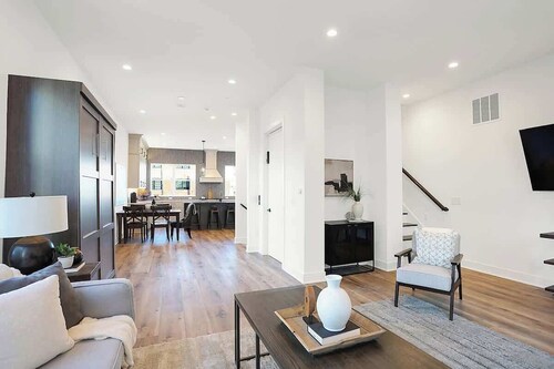 Luxury Downtown/Chatham Arch BoHo-style Townhome