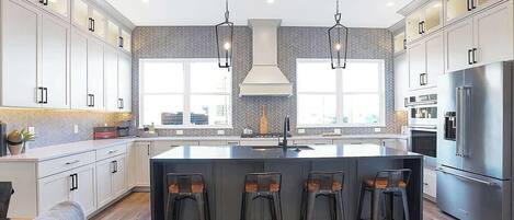 Réfrigérateur, four à micro-ondes, un four, surface de cuisson