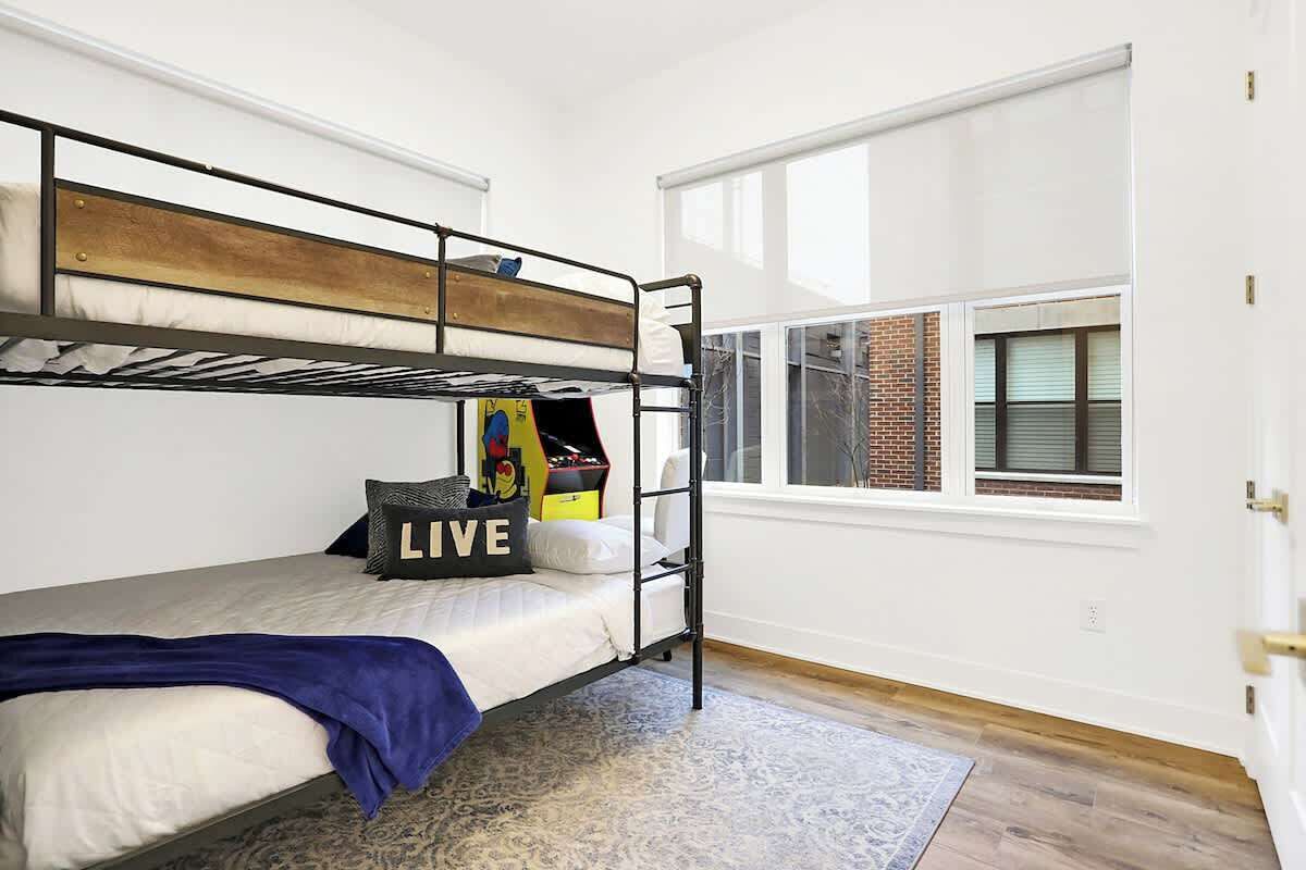 4 habitaciones, tabla de planchar con plancha, wifi y ropa de cama 