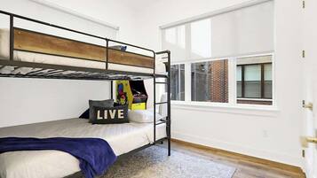 4 habitaciones, tabla de planchar con plancha, wifi y ropa de cama