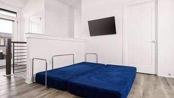 4 habitaciones, tabla de planchar con plancha, wifi y ropa de cama