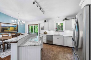 Frigorífic, microones, forn i placa de cuina 