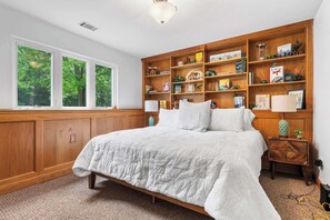 4 Schlafzimmer, Schreibtisch, Bügeleisen/Bügelbrett, Reisekinderbett