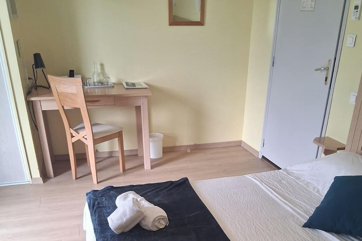 Habitación clásica doble, vistas al valle | Baño | Artículos de higiene personal gratuitos, toallas, jabón y champú