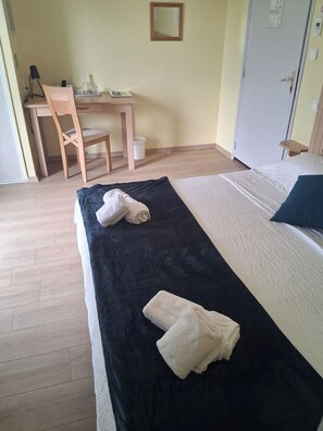 Comfort-Doppelzimmer, Talblick | Badezimmer | Kostenlose Toilettenartikel, Handtücher, Seife, Shampoo