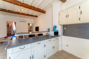 Réfrigérateur, micro-ondes, plaque de cuisson, lave-vaisselle