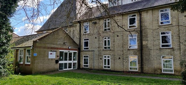 Vista frontal de la propiedad