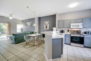Fridge, microwave, oven, stovetop - Magical Memories! Splash Pad/Pool Resort! (Kissimmee)