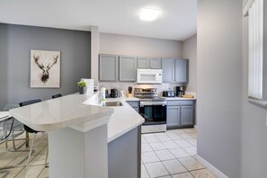 Fridge, microwave, oven, stovetop - Magical Memories! Splash Pad/Pool Resort! (Kissimmee)