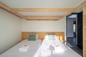 4 bedrooms, iron/ironing board, free WiFi, bed sheets