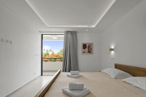 4 bedrooms, iron/ironing board, free WiFi, bed sheets