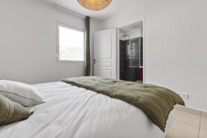 2 chambres, fer et planche à repasser, Wi-Fi gratuit, draps fournis