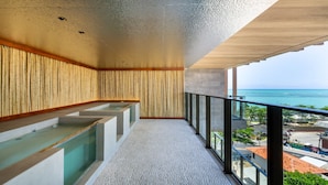 A modern balcony with a view of the ocean, a glass railing, and a concrete floor. - Nwts - Studios With Side sea View in Maceio IV (Maceió)