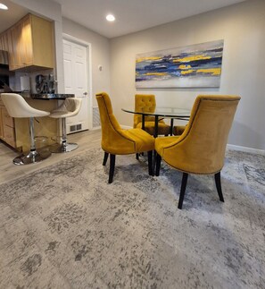 Dining - Central Location-2 Pools,  BBQ, Jacuzzi Bath (Phoenix)