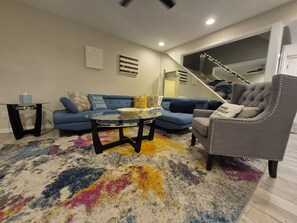 Interior - Central Location-2 Pools,  BBQ, Jacuzzi Bath (Phoenix)