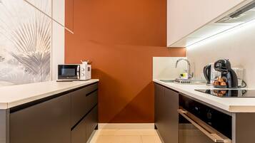 Een koelkast, een magnetron, een oven, een vaatwasser