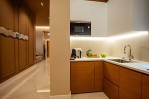Una cucina moderna con mobili in legno, un forno a microonde Bosch e un lavello.