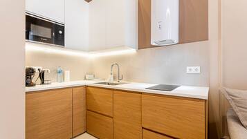 Een koelkast, een magnetron, een vaatwasser