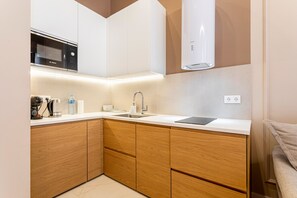 Fridge, microwave, dishwasher, coffee/tea maker