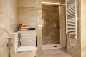 Douche, sèche-cheveux, serviettes fournies