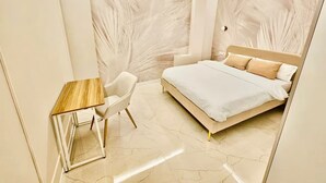 Un dormitorio moderno con cama, escritorio y silla.