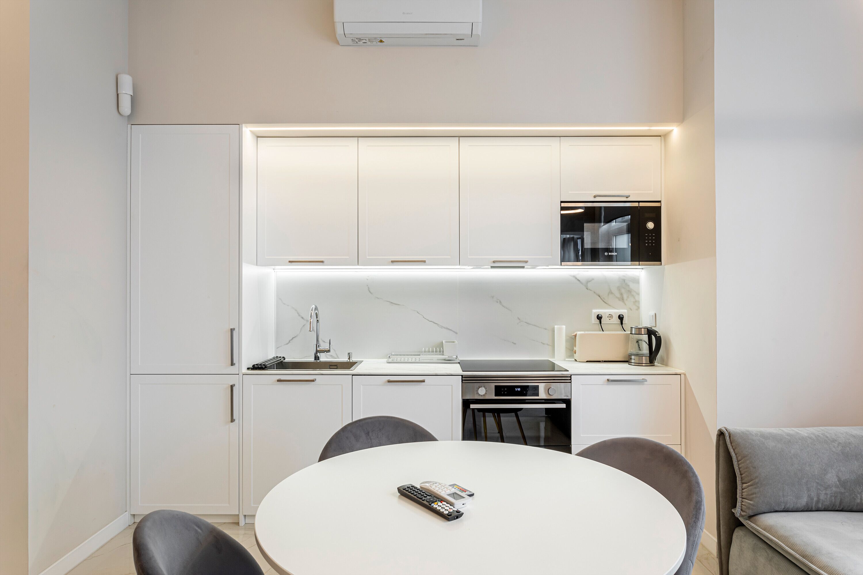 Kjøleskap, mikrobølgeovn, ovn og oppvaskmaskin