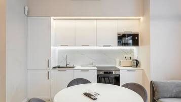 Een koelkast, een magnetron, een oven, een vaatwasser