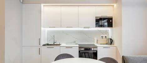 Kühlschrank, Mikrowelle, Ofen, Geschirrspüler