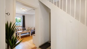 Eine Treppe führt zu einem Wohnbereich mit einer Couch und einem Couchtisch.