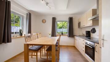 Een koelkast, een magnetron, een oven, een kookplaat