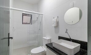 Basic Apartment | Bathroom