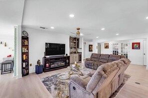 Living area - Heaven on Seven - Golf Course home on #7 of the Pine at Diamondhead Country Club (Diamondhead)