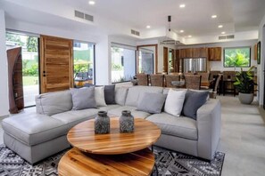 Smart TV, stereo - Casa Rio Mar Luxury Villas #2 & 4, 12 BR & Ensuite Baths (Puntarenas)