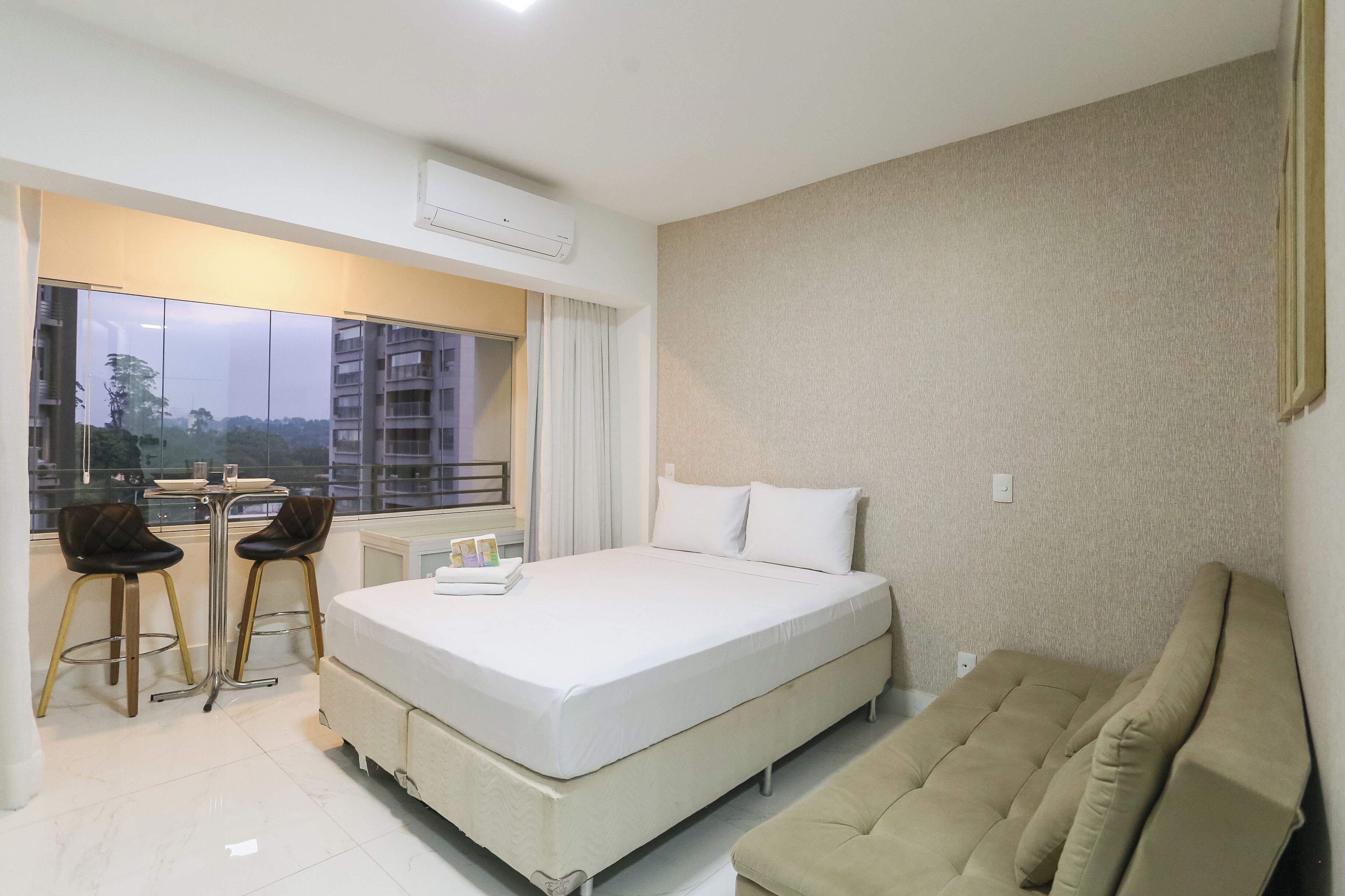 Cortinas blackout, tabla de planchar con plancha y wifi gratis 